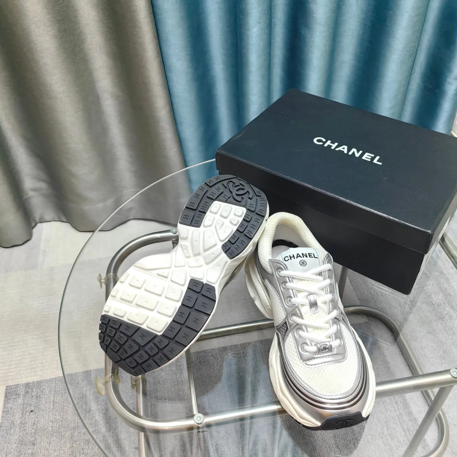 p680🐮🐮Chanel Chanel dad shoes, men and women couples - 2025 counter top casual sports shoes This classic design; the upper is electro-embroidered with a variety of techniques; the outsole is fashionable and sporty; it is unusual to incorporate a variety of color matching elements... The diversified mix and match is very beautiful and versatile, casual, fashionable, sports and outdoor can be taken into account... ꫛꫀꪝ Go➫ Material: ❶Upper is made of: Original imported first-layer silk cowhide + original waterproof cloth + original first-layer cowhide ❷Inner lining: original sheep lining + mesh ❸Outsole based on: original TPU combination outsole Special counter boutique packaging complete set for women 35–41